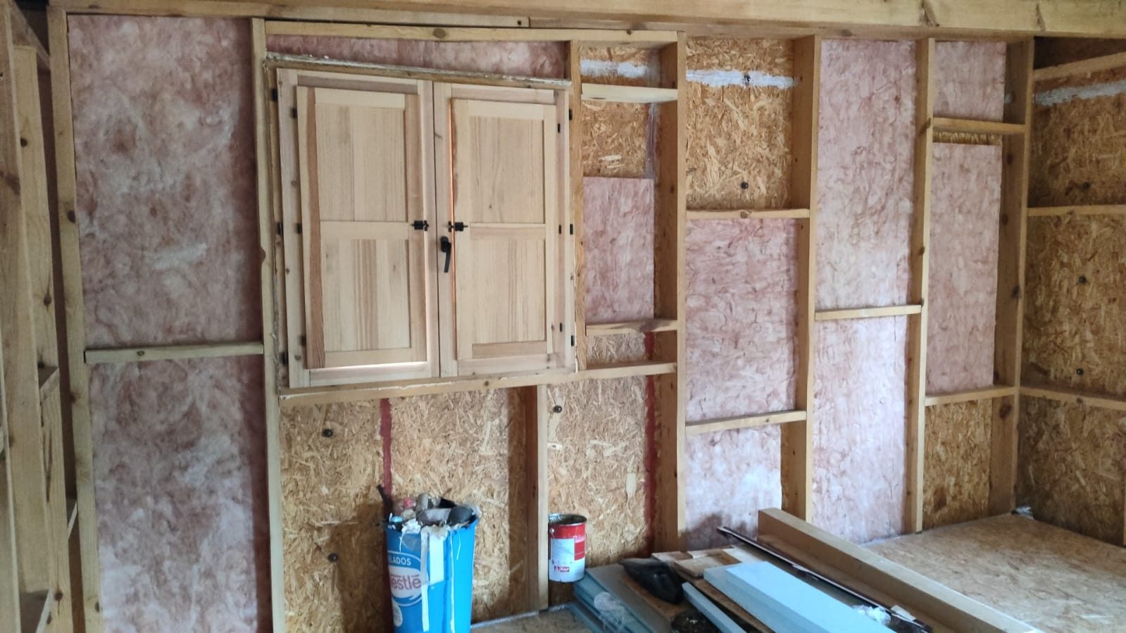 Muro aislado con las contraventanas de madera ya colocadas
