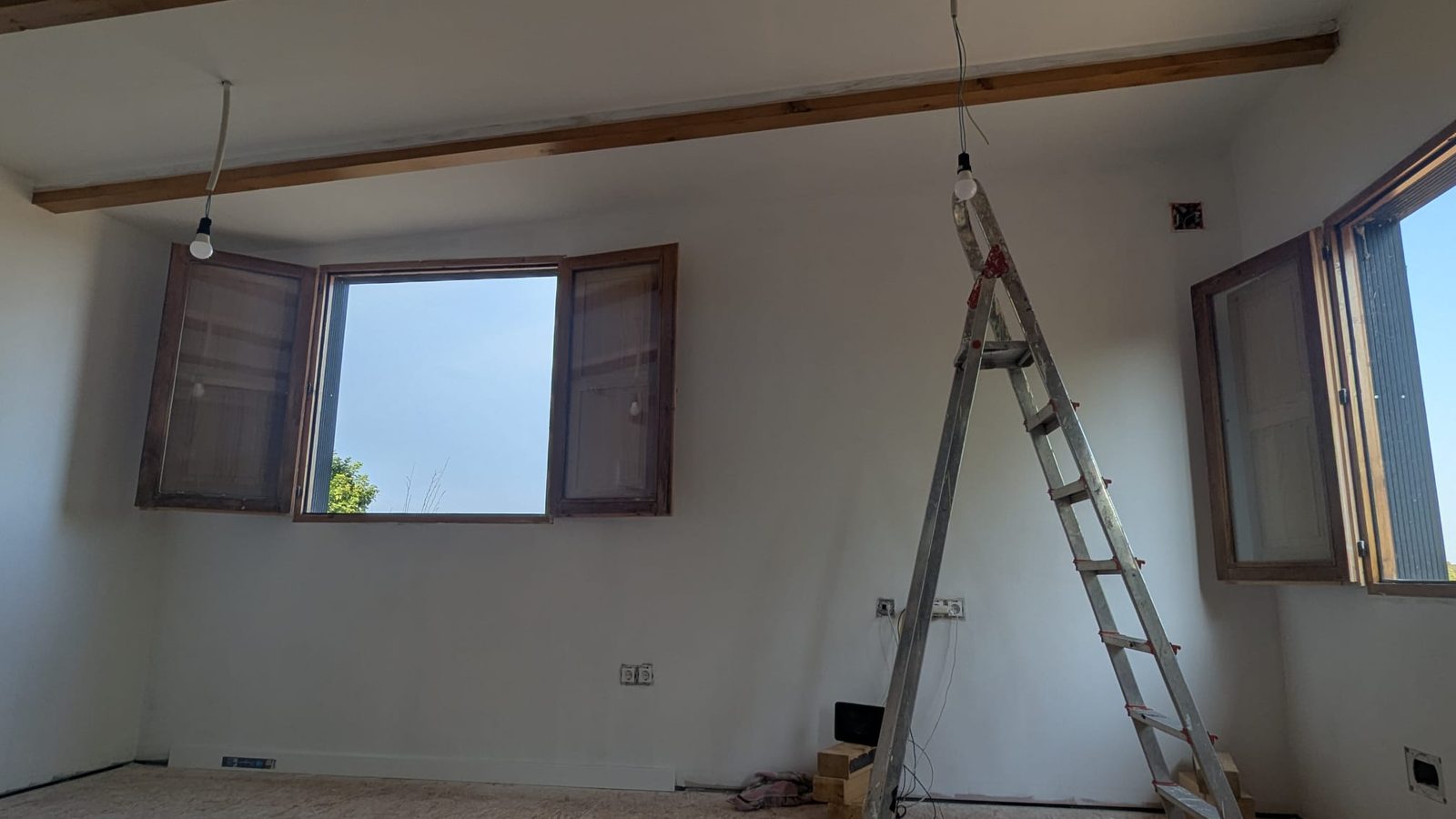 Paredes terminadas con las ventanas de madera