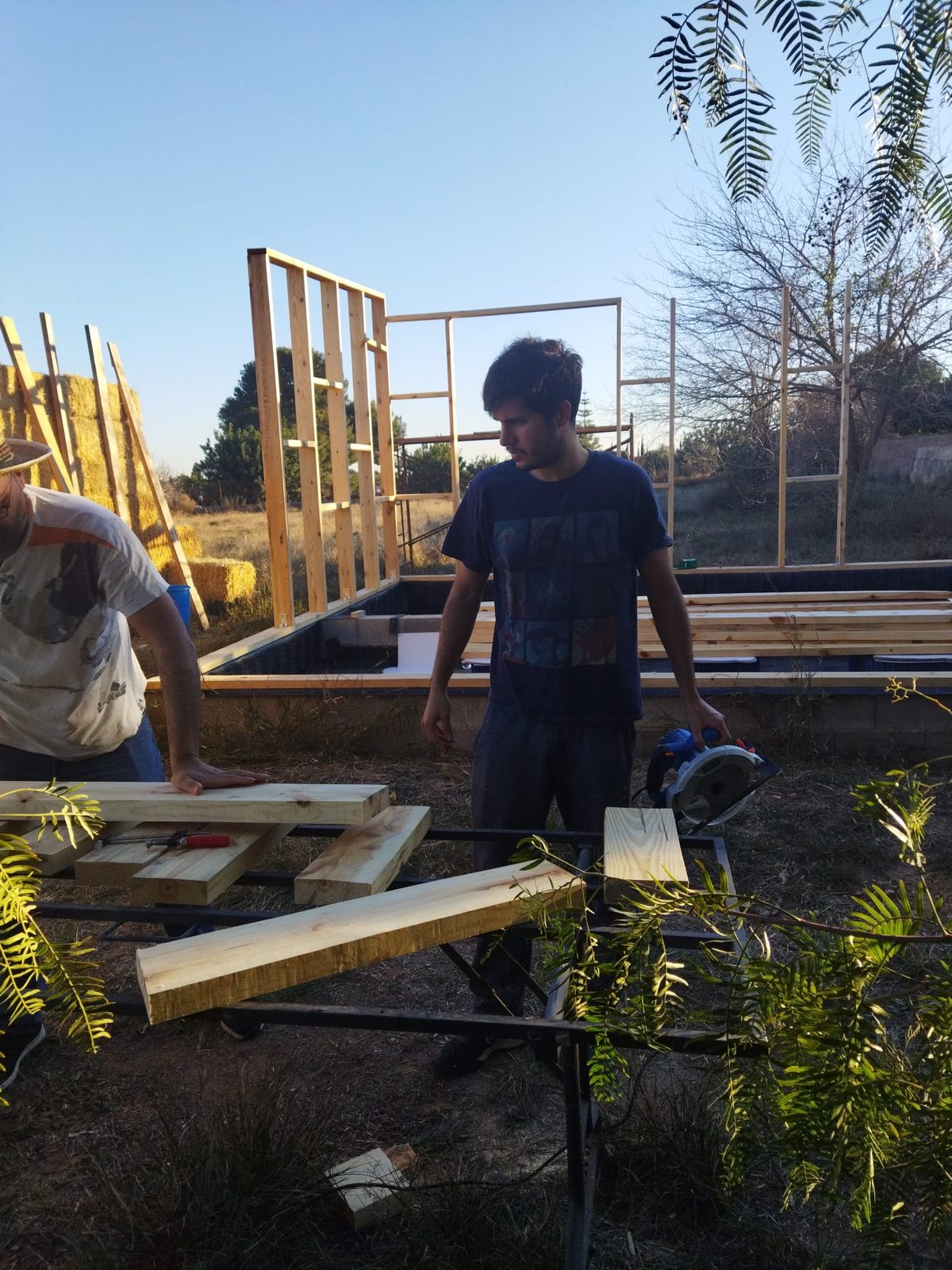 Midiendo y cortando piezas de la estructura