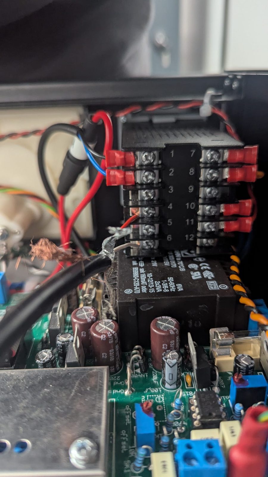 Interior de un controlador con bornas y cableado